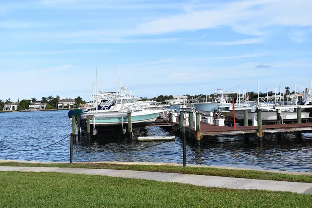 $525,000 | 180 Yacht Club Way, Unit 102, Hypoluxo, FL 33462