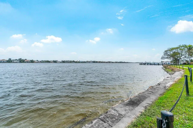 $525,000 | 180 Yacht Club Way, Unit 102, Hypoluxo, FL 33462