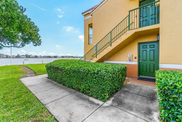 $525,000 | 180 Yacht Club Way, Unit 102, Hypoluxo, FL 33462
