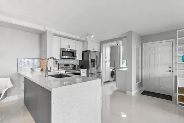 $525,000 | 180 Yacht Club Way, Unit 102, Hypoluxo, FL 33462