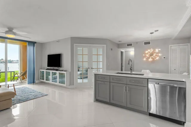 $525,000 | 180 Yacht Club Way, Unit 102, Hypoluxo, FL 33462