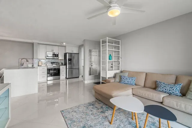 $525,000 | 180 Yacht Club Way, Unit 102, Hypoluxo, FL 33462