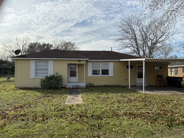 $194,500 | 104 Draper Street, Columbus, TX 78934