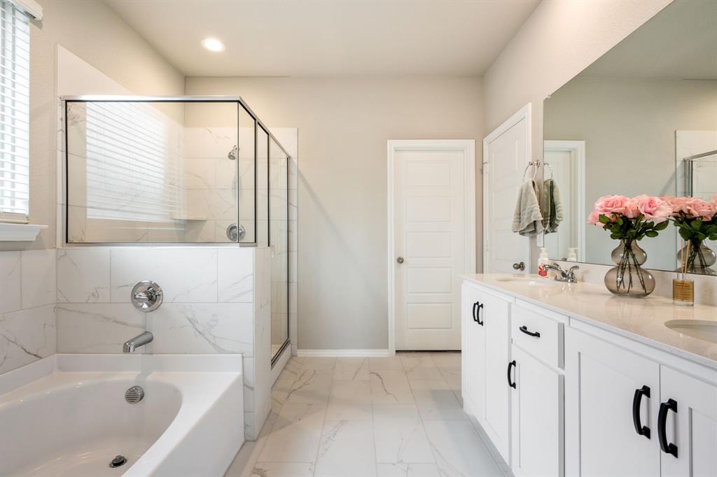 321 Pasture Drive Midlothian, TX 76065 - Photo 17 of 40 a bathroom with a tub sink and mirror