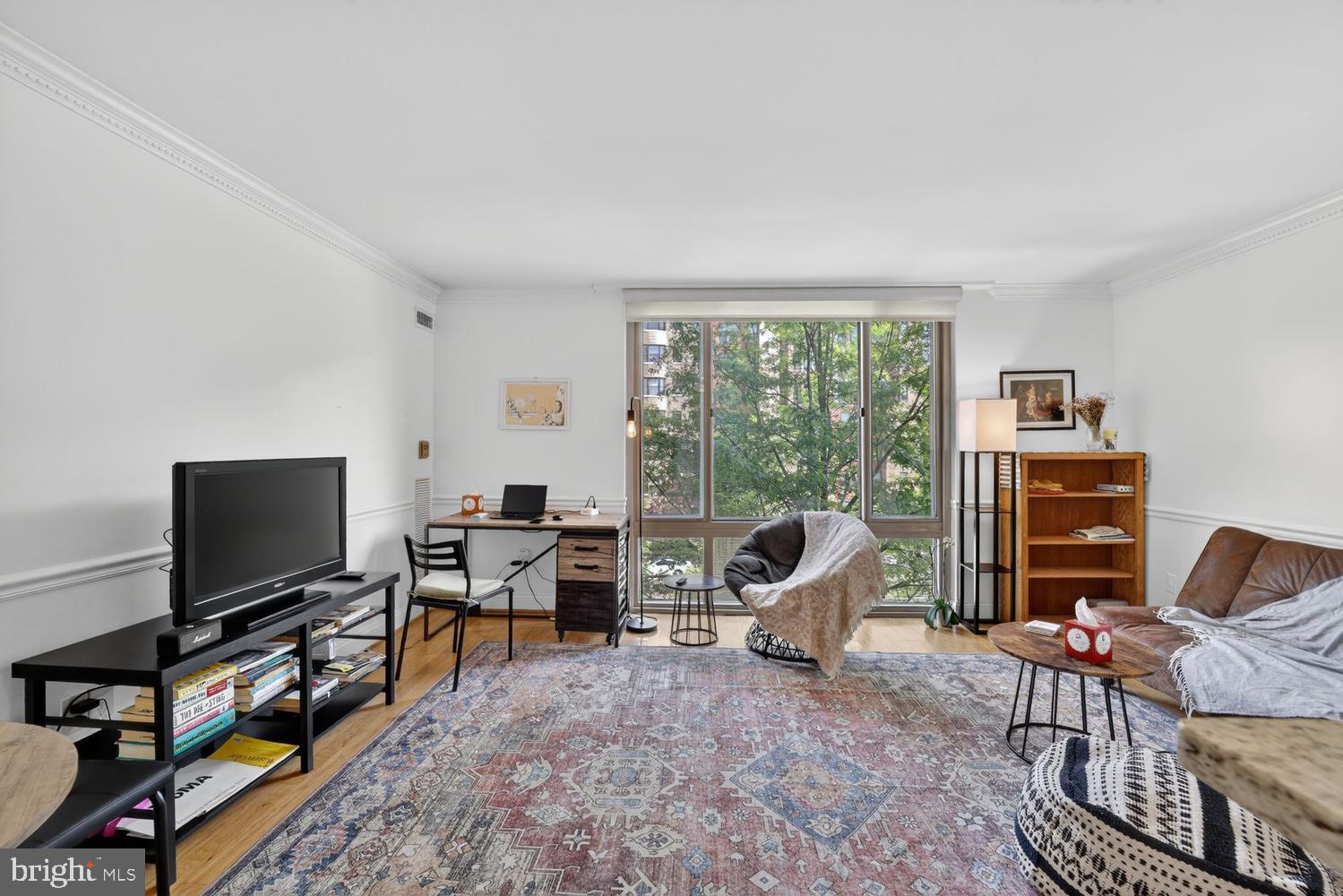 950 25th Street Northwest, Unit 406N Washington, DC 20037 - Photo 9 of 27 Light-filled open living & dining