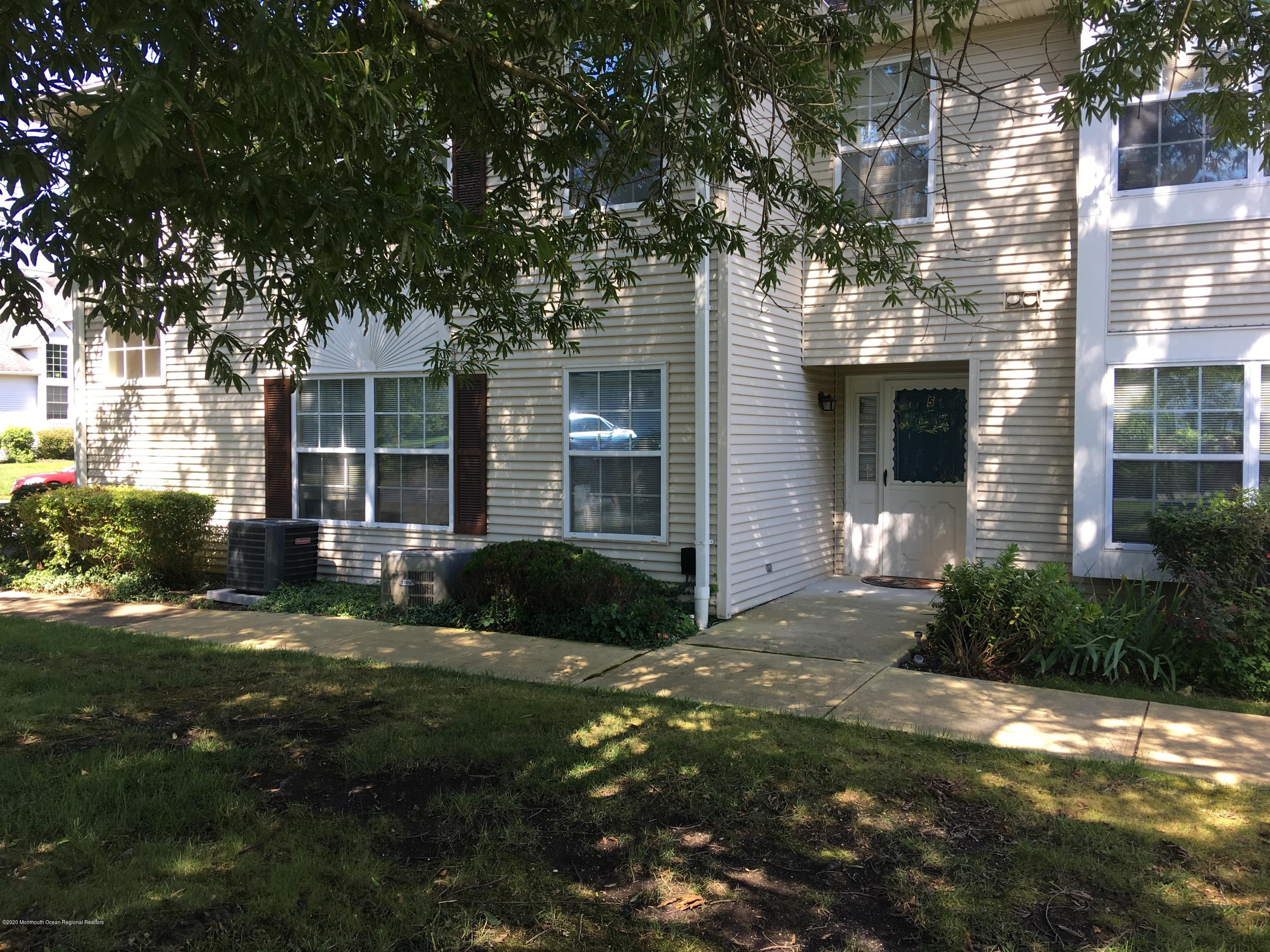 a view of a house with backyard and garden