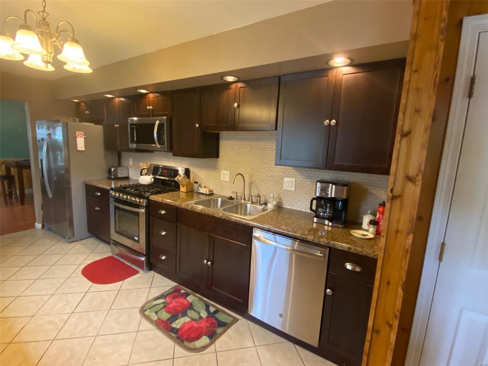 2516 Reveres Route Granite City, IL 62040 - Photo 5 of 32 Gallery Image 5