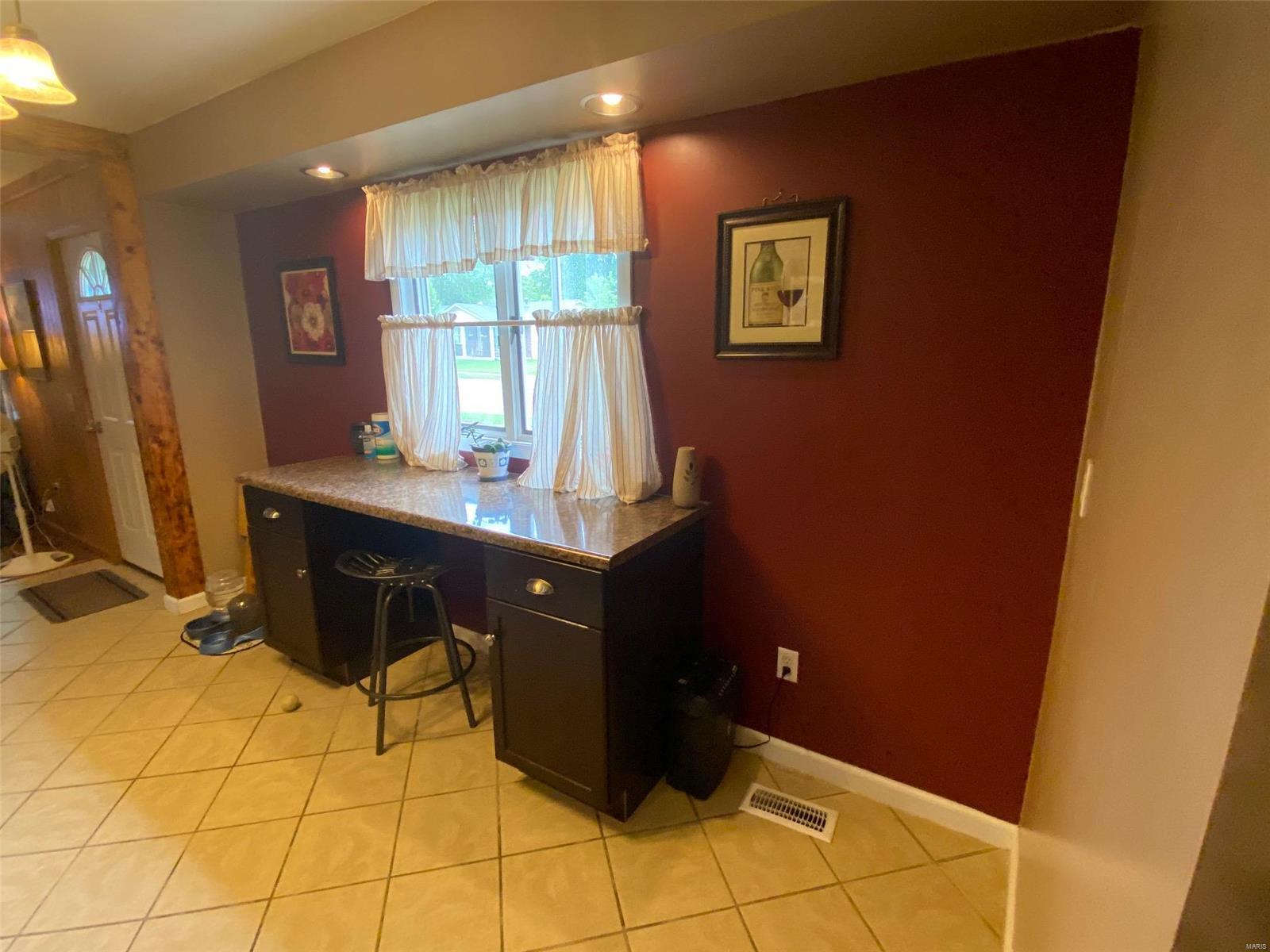 2516 Reveres Route Granite City, IL 62040 - Photo 6 of 32 Gallery Image 6