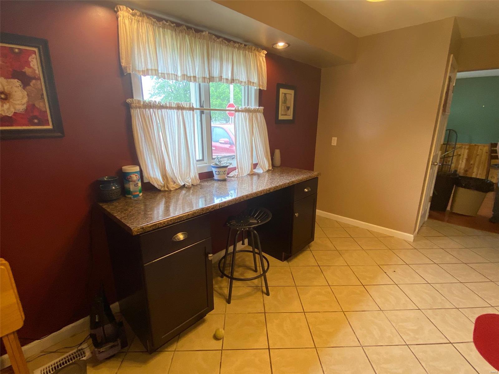 2516 Reveres Route Granite City, IL 62040 - Photo 8 of 32 Gallery Image 8