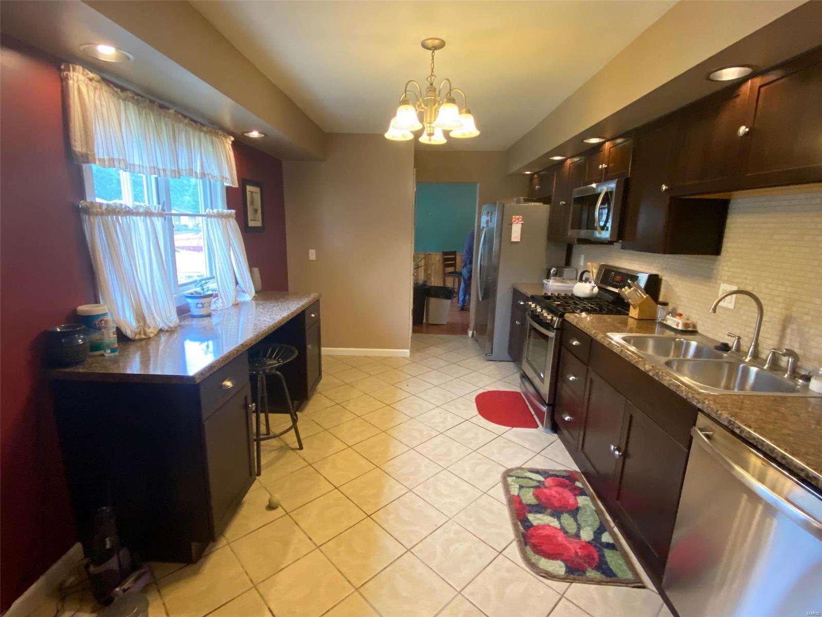 2516 Reveres Route Granite City, IL 62040 - Photo 9 of 32 Gallery Image 9