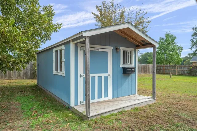 a view of back yard of the house