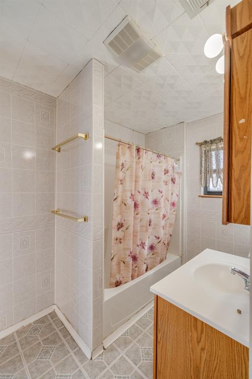 5 Angels Breath Road Abilene, TX 79601 - Photo 31 of 40 a bathroom with a bathtub and shower