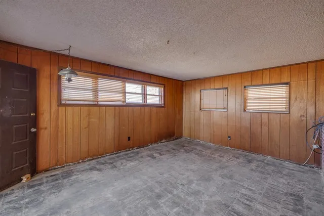 a view of livingroom with furniture