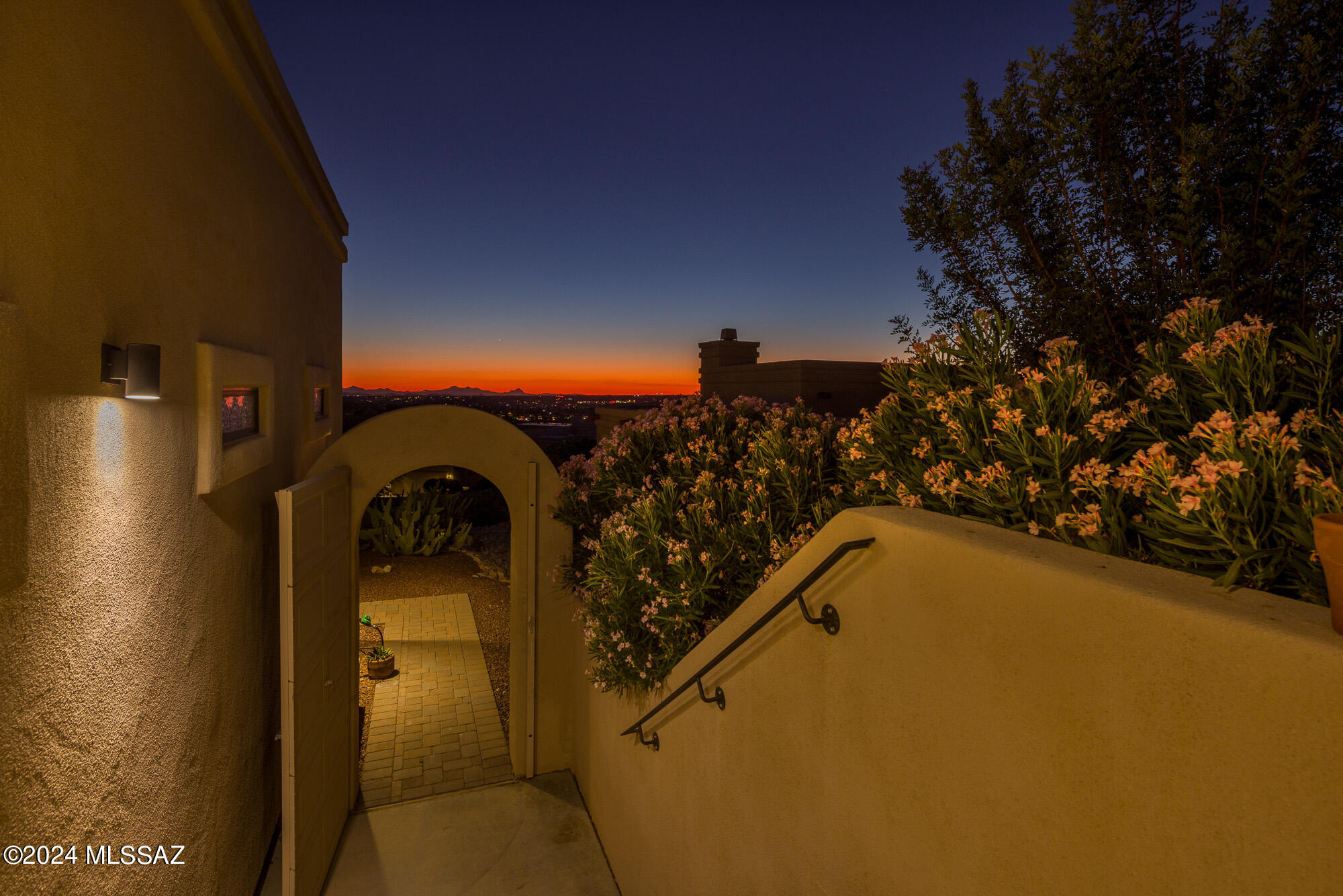 9811 North Ridge Shadow Place Oro Valley, AZ 85704 - Photo 9 of 35