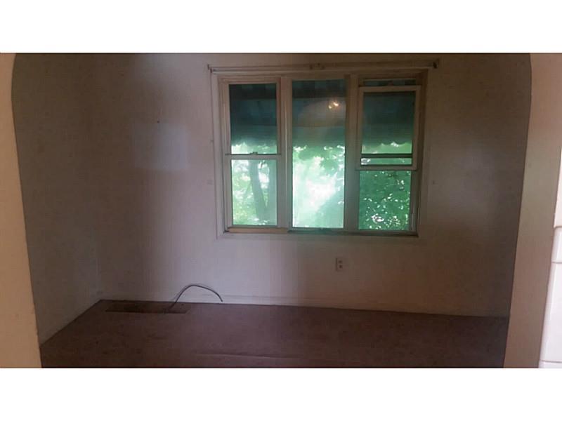 123 Pine Avenue Rochester, PA 15074 - Photo 5 of 14 Living Room.