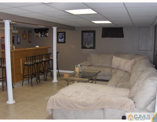 8 Acme Place Colonia, NJ 07067 - Photo 5 of 10 Gallery Image 5