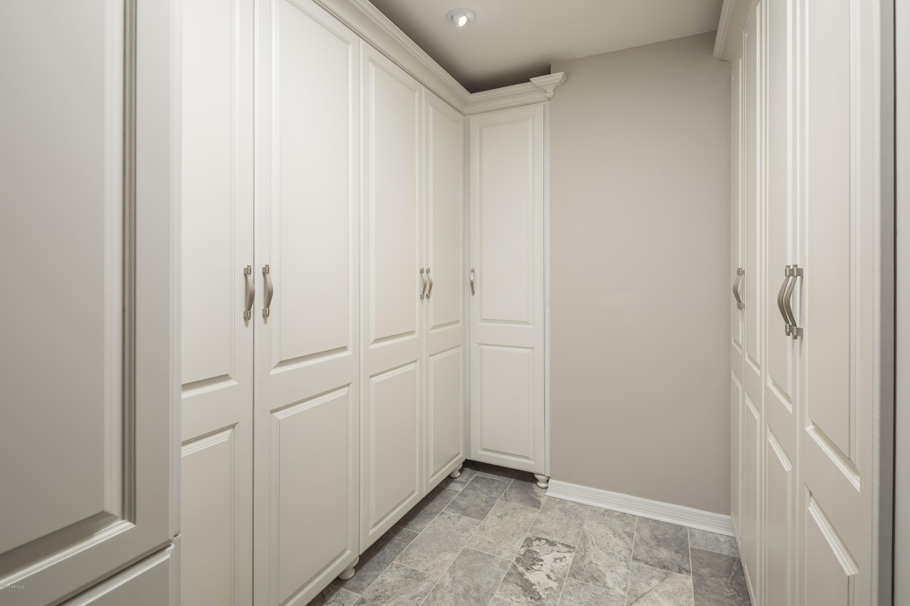 390 East Monte Vista Road Phoenix, AZ 85004 - Photo 47 of 85 Owner's bath storage