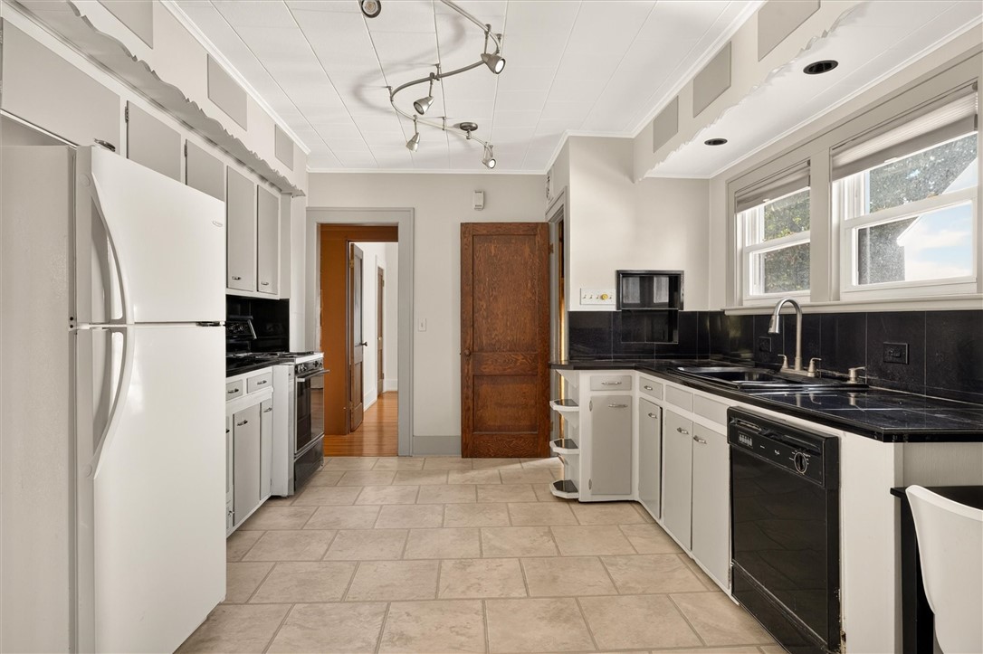 104 Castleford Road Greece, NY 14616 - Photo 7 of 27 Gallery Image 7