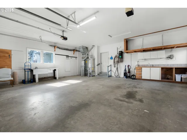 a view of a livingroom with furniture and a ceiling fan