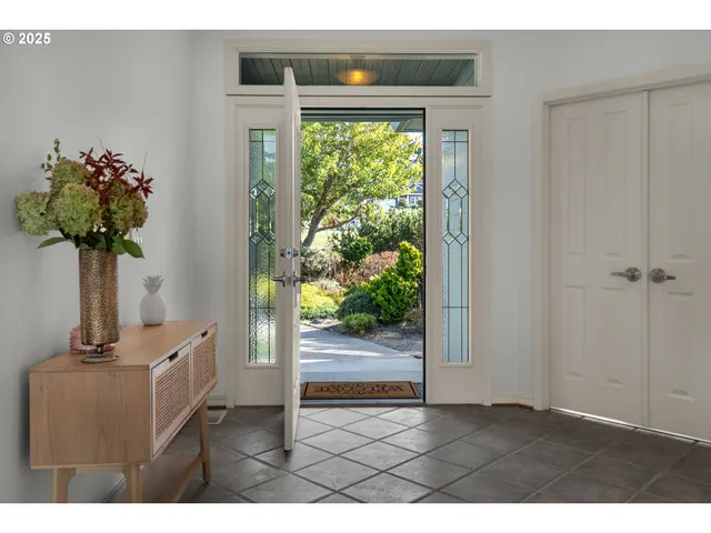 a view of entryway with livingroom