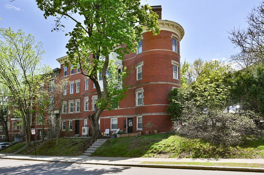 8 Colbourne Crescent, Unit 3 Brookline, MA 02445 - Photo 39 of 42