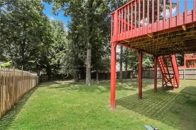 a view of a backyard