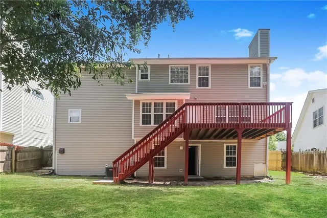 a view of house with a yard