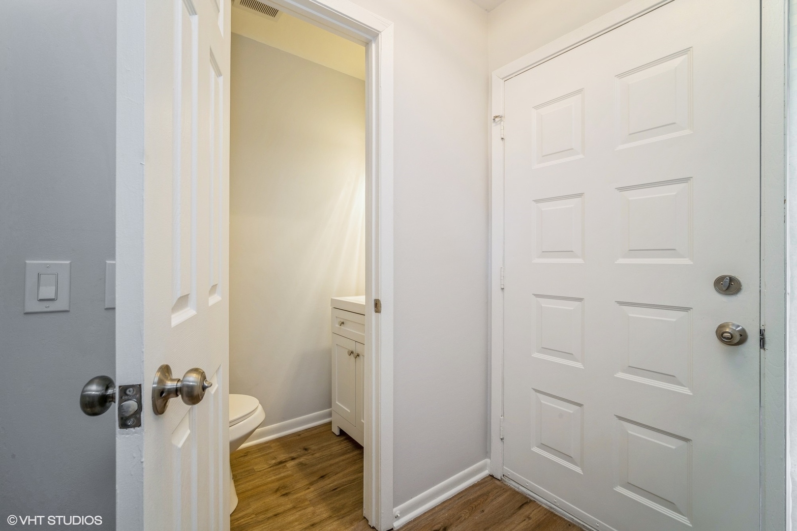 1515 Mohawk Trail Wheeling, IL 60090 - Photo 11 of 22 a view of bathroom