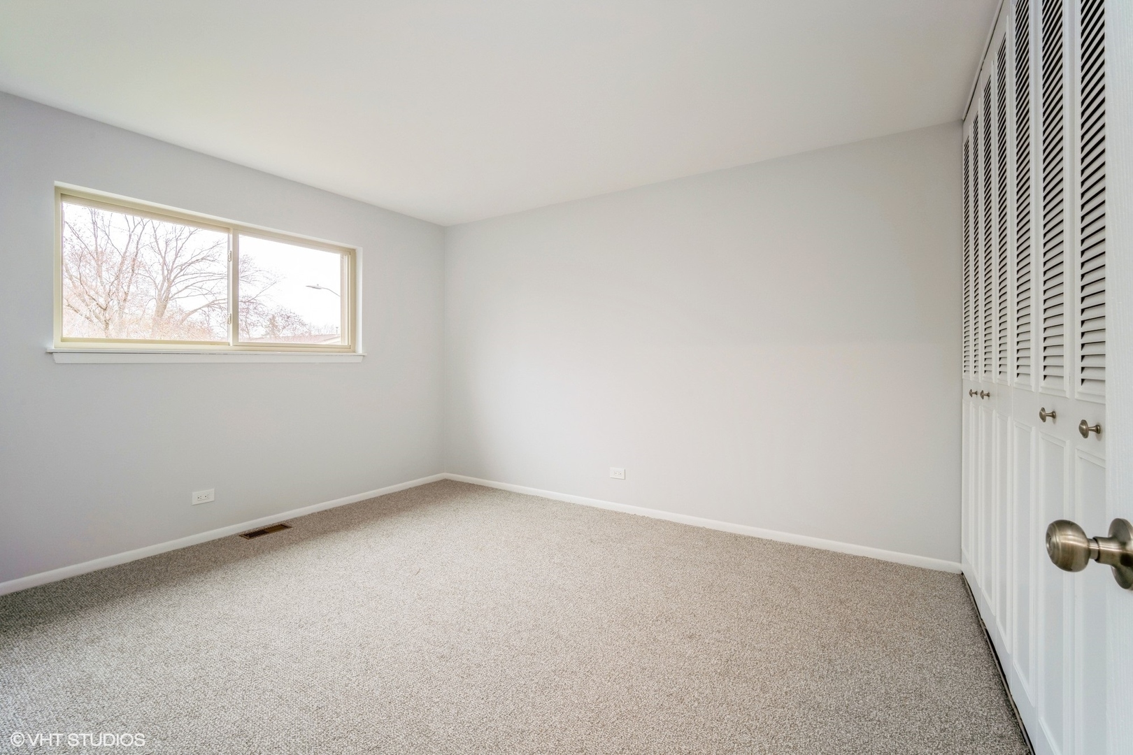 1515 Mohawk Trail Wheeling, IL 60090 - Photo 12 of 22 an empty room with a window