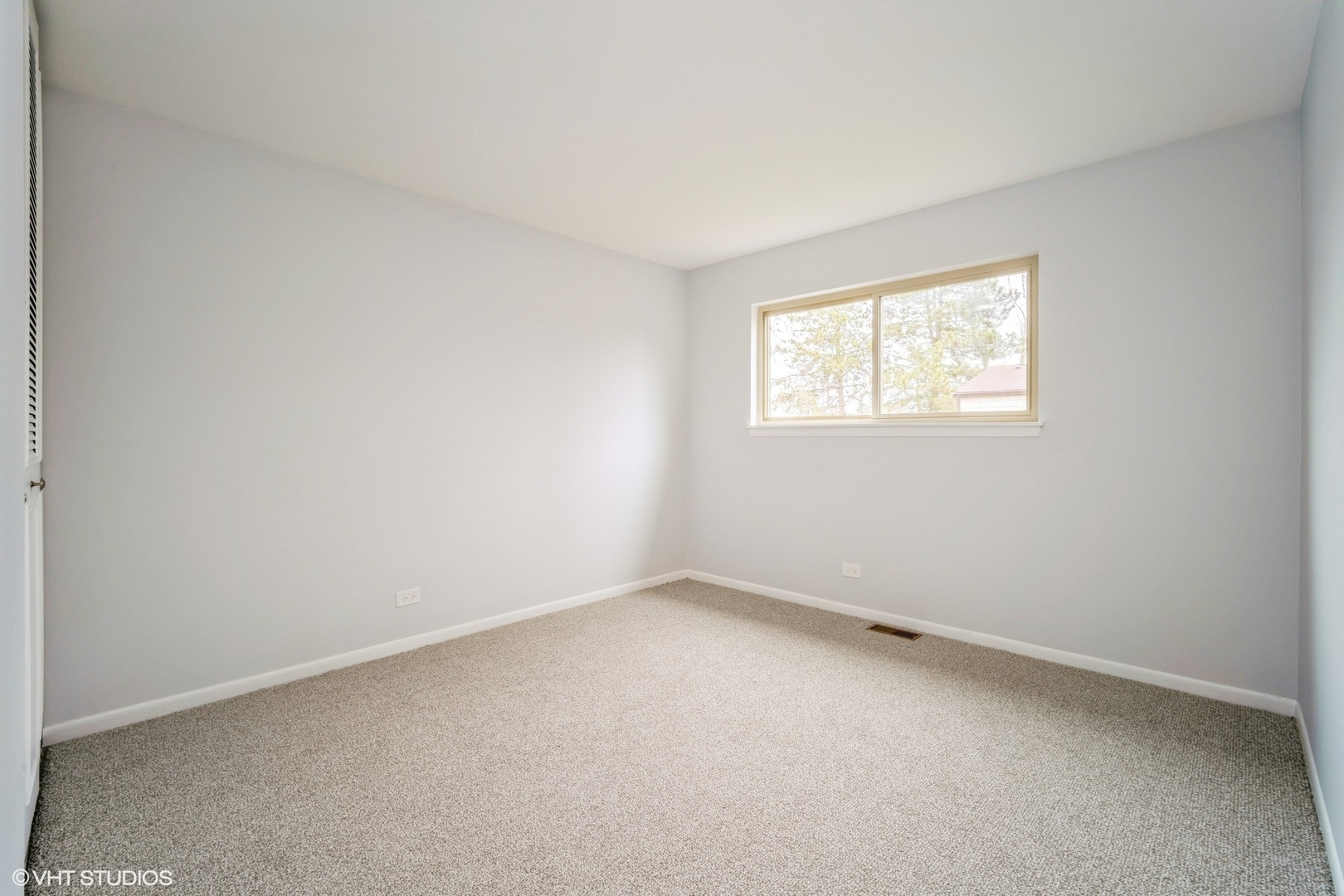 1515 Mohawk Trail Wheeling, IL 60090 - Photo 15 of 22 an empty room with a window
