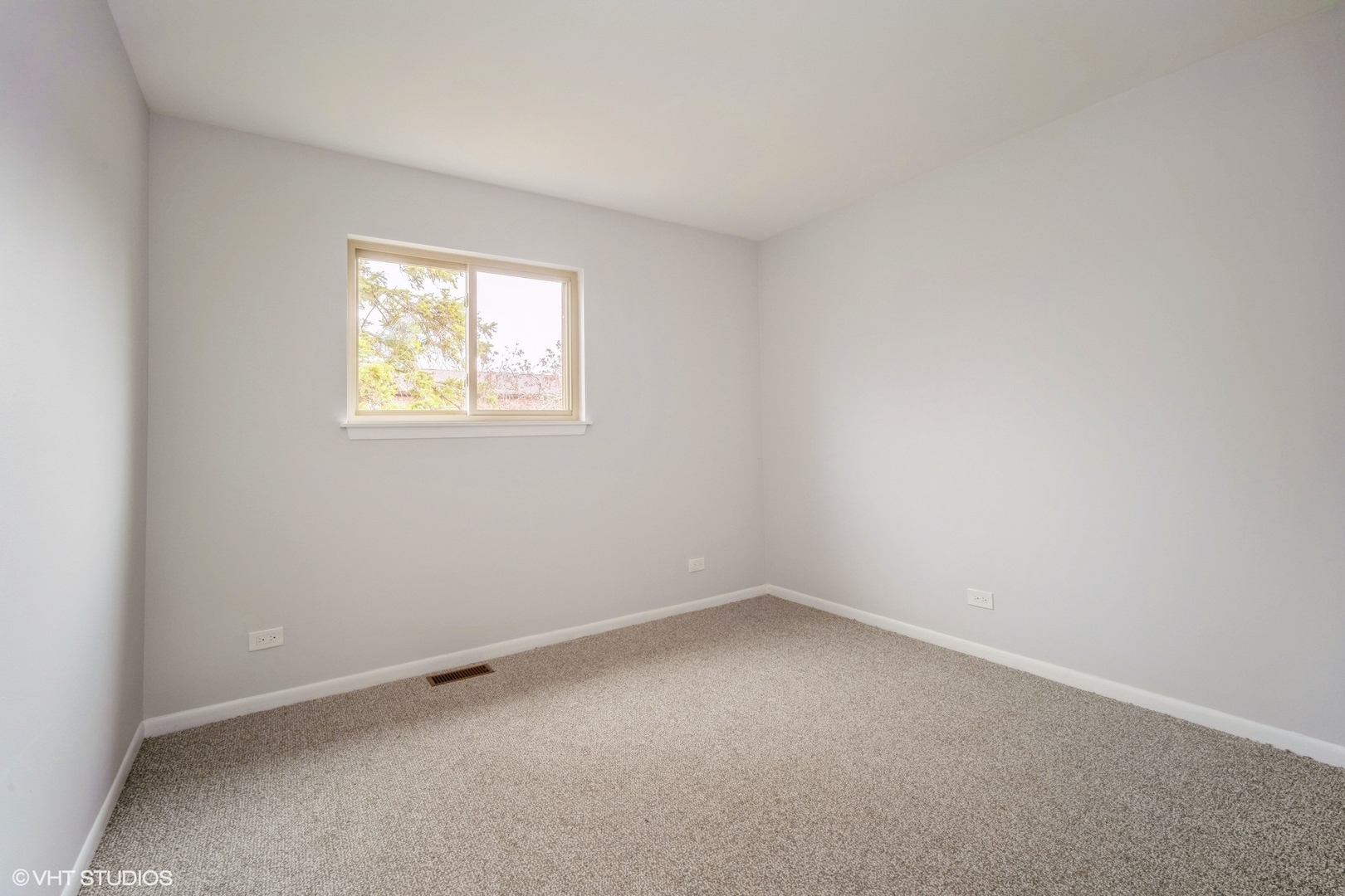 1515 Mohawk Trail Wheeling, IL 60090 - Photo 17 of 22 an empty room with a window