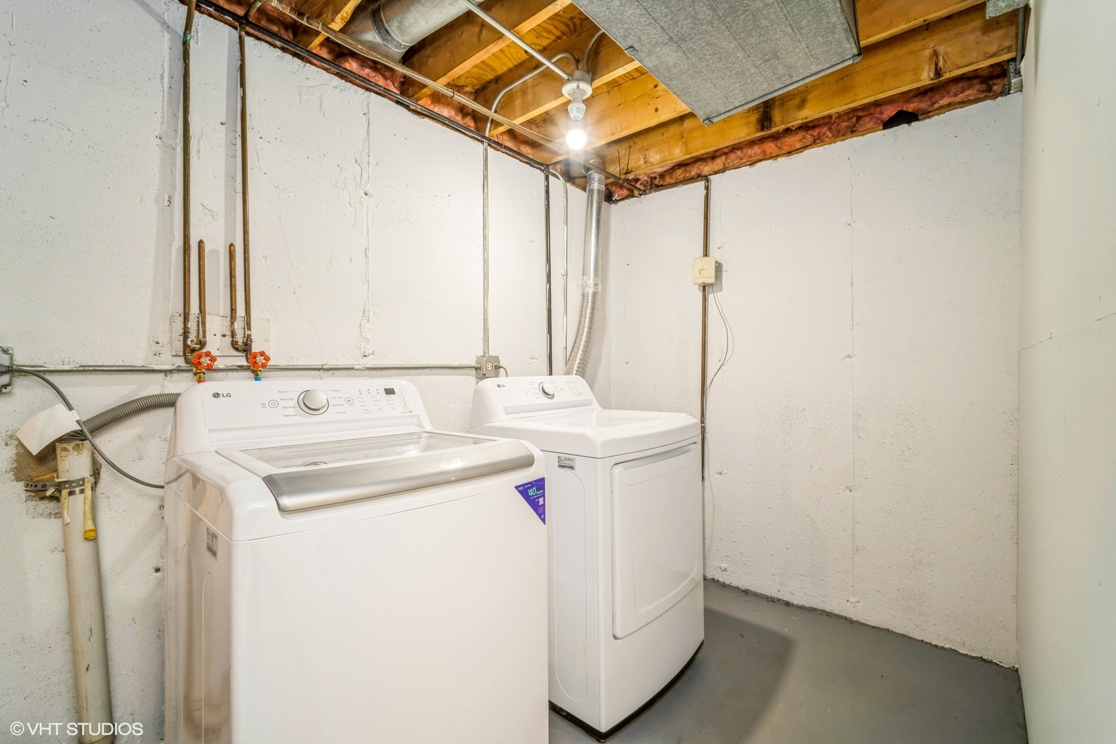 1515 Mohawk Trail Wheeling, IL 60090 - Photo 21 of 22 a utility room with dryer and washer