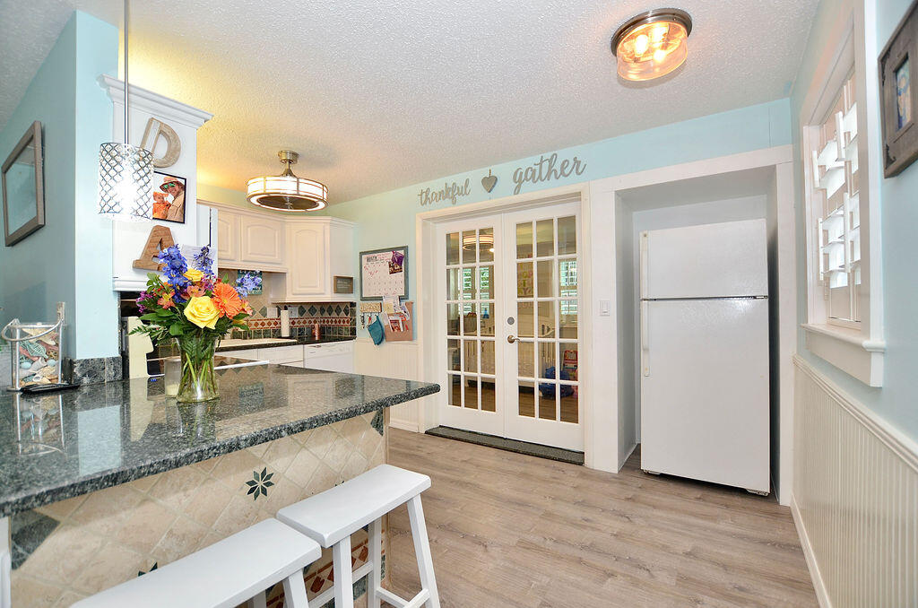 1406 Southwest Palm City Road Stuart, FL 34994 - Photo 8 of 37 DSC_9871