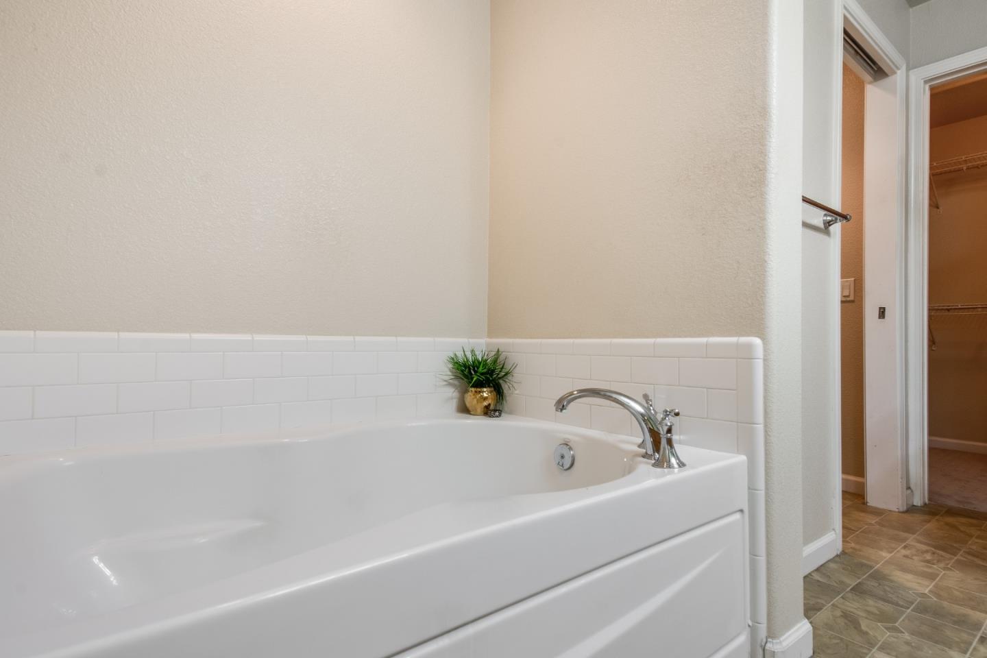 255 Vista Roma Way San Jose, CA 95136 - Photo 18 of 29 a bathroom with a bathtub