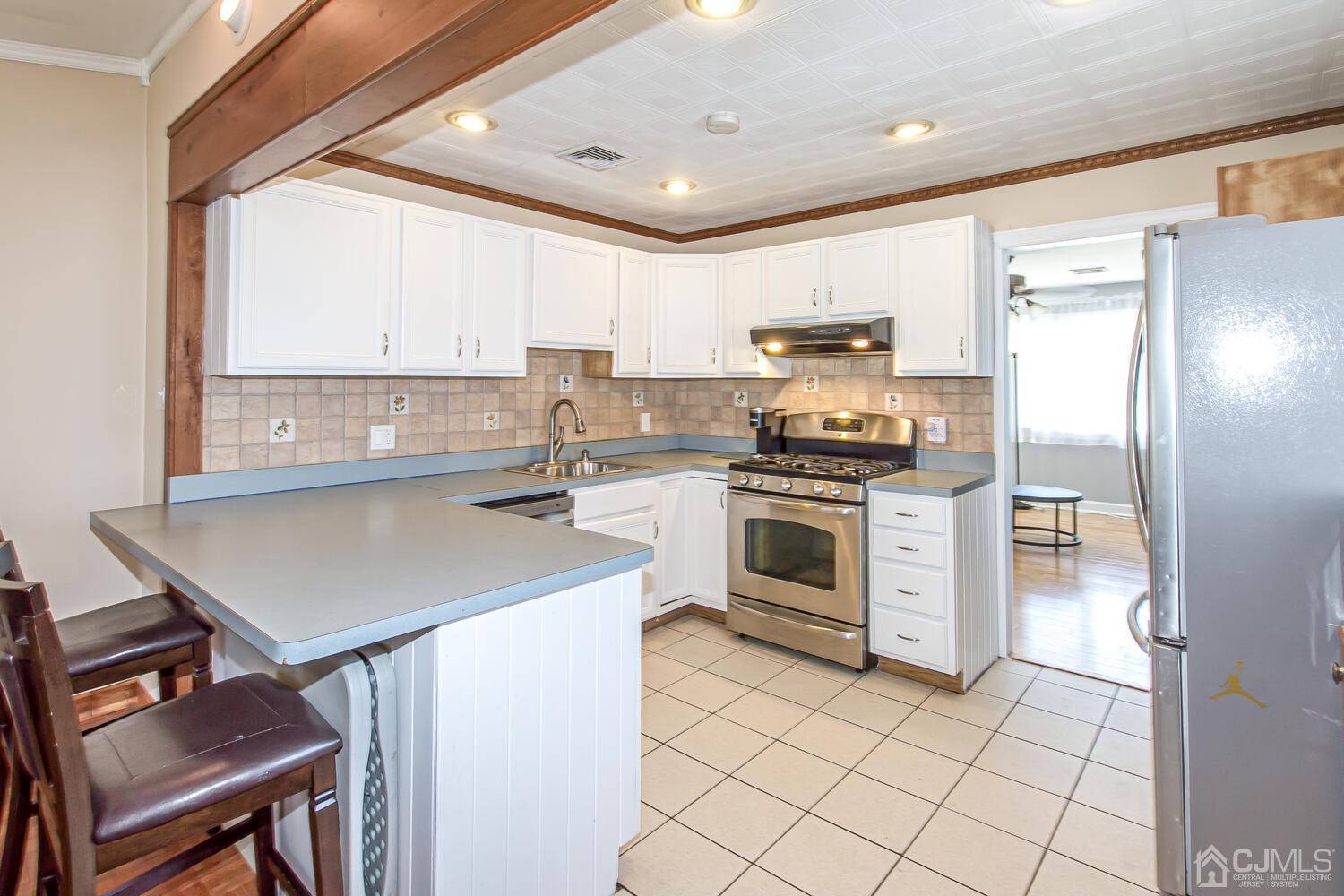 29 Ashley Road Edison, NJ 08817 - Photo 8 of 30 a kitchen with a stove a sink and a refrigerator