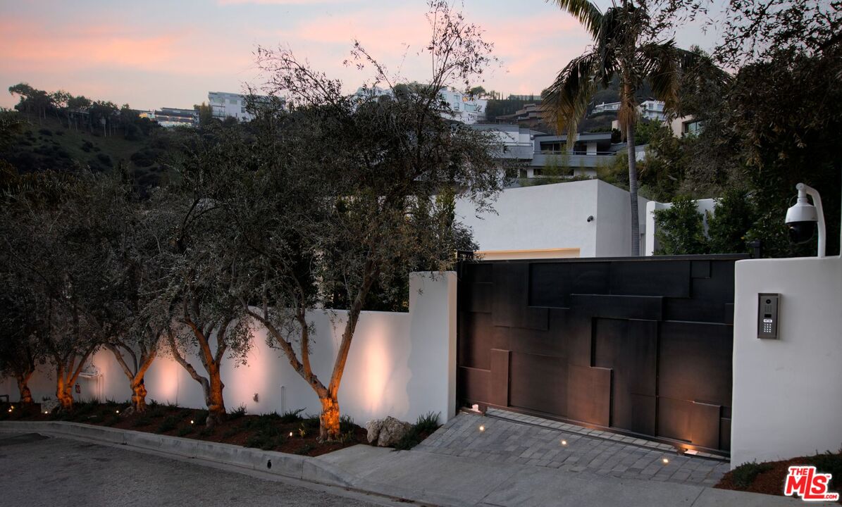 1731 Rising Glen Road Los Angeles, CA 90069 - Photo 2 of 28