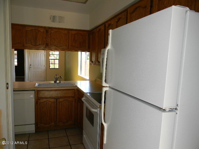 170 East Guadalupe Road, Unit 52 Gilbert, AZ 85234 - Photo 5 of 13 023-328012 Kitchen