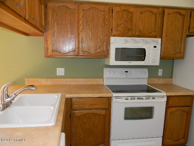170 East Guadalupe Road, Unit 52 Gilbert, AZ 85234 - Photo 6 of 13 023-328012 Kitchen 2