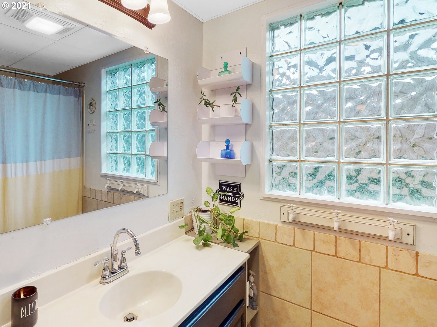 729 South 57th Street Springfield, OR 97478 - Photo 22 of 23 a bathroom with a sink and a window