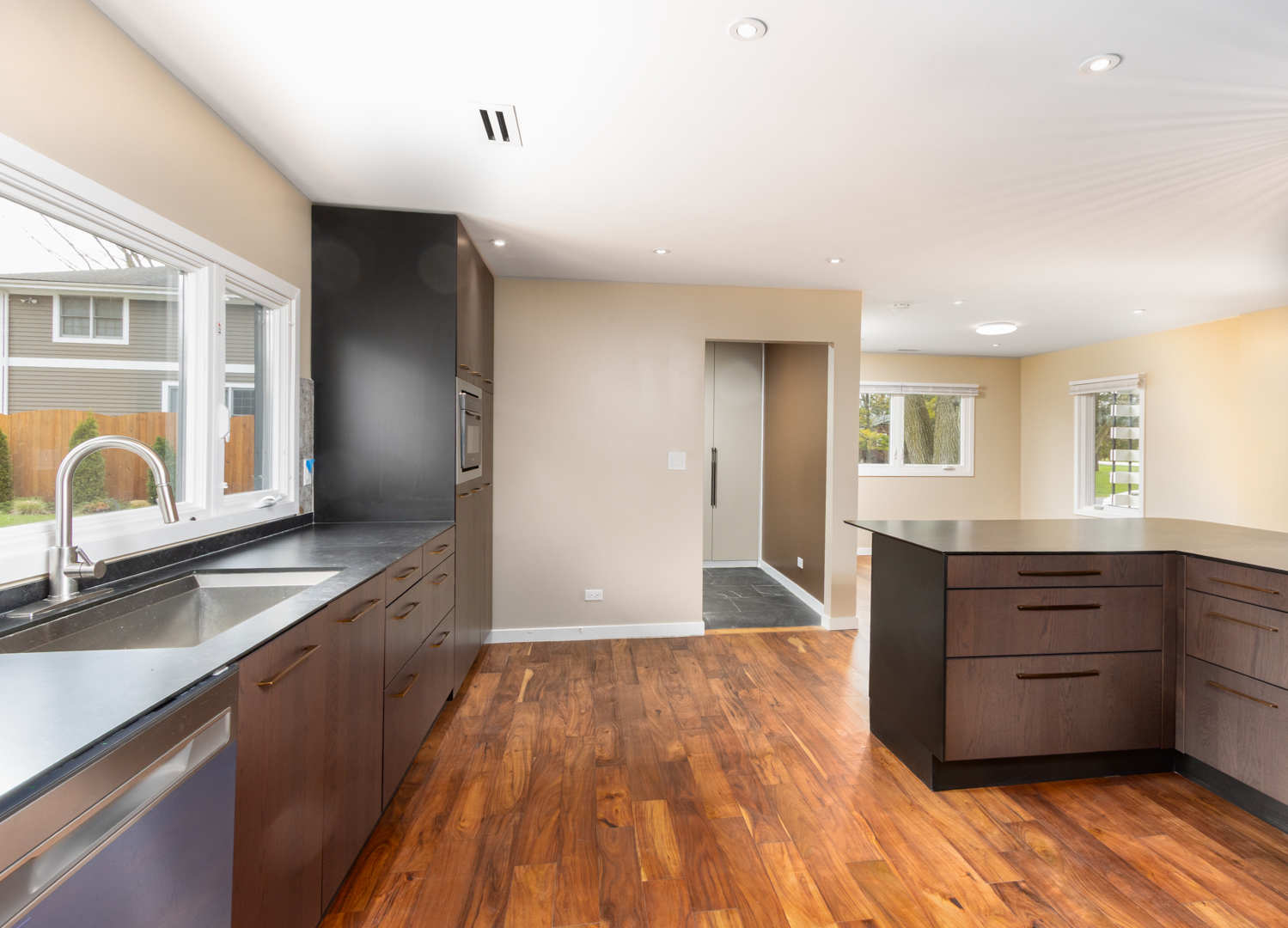 2913 Jackson Drive Wheeling, IL 60090 - Photo 9 of 39