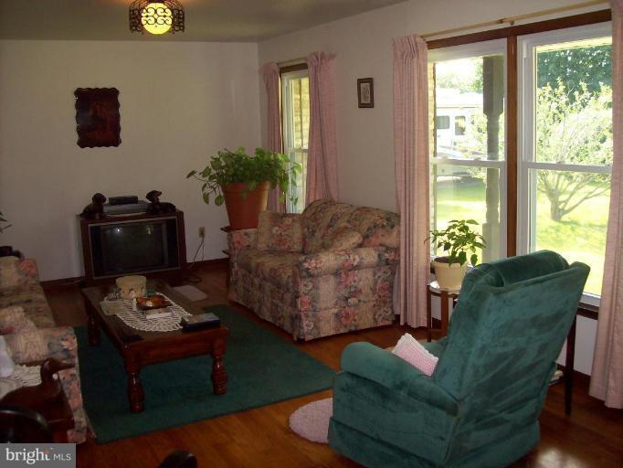 3626 Millers Station Road Manchester, MD 21102 - Photo 5 of 24 Living Room