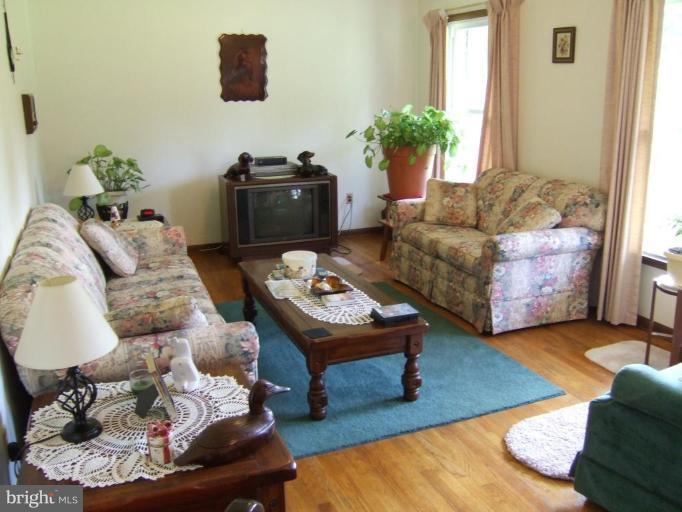 3626 Millers Station Road Manchester, MD 21102 - Photo 7 of 24 Living Room