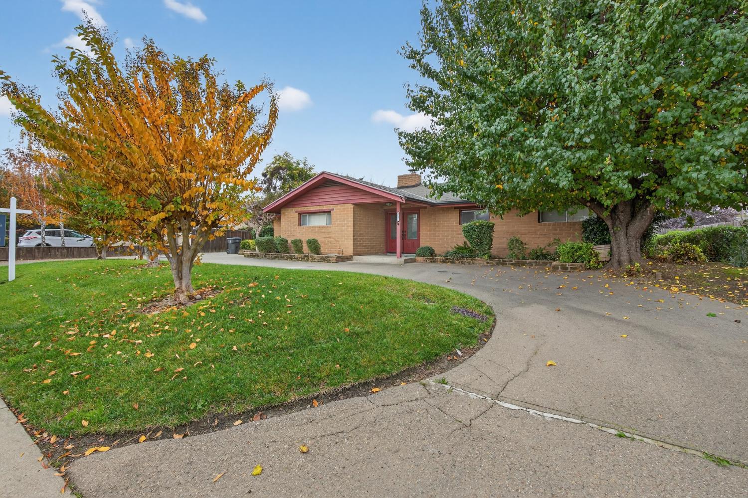 1140 West Lincoln Road Stockton, CA 95207 - Photo 3 of 45 a front view of a house with a yard