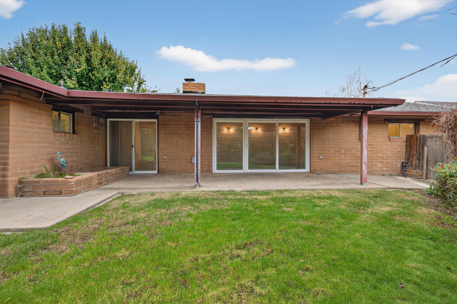 1140 West Lincoln Road Stockton, CA 95207 - Photo 33 of 45 a view of a backyard with a garden and plants