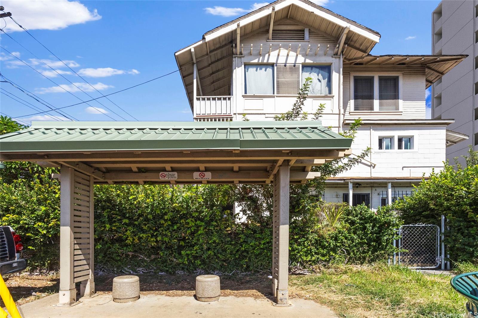 404 Magellan Avenue Honolulu, HI 96813 - Photo 2 of 23 Front view from Bus Stop