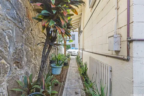 $2,300,000 | 404 Magellan Avenue, Honolulu, HI 96813