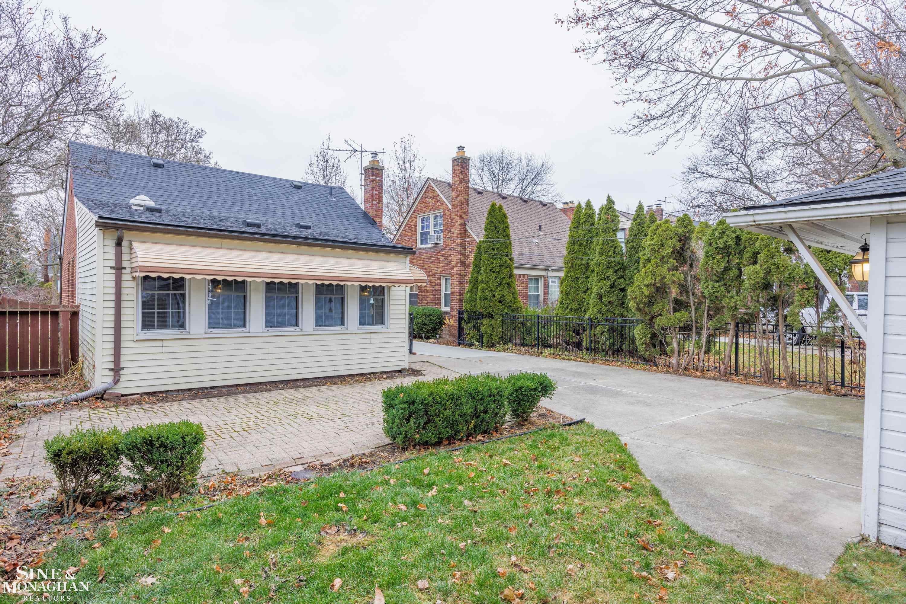 1925 Oxford Road Grosse Pointe, MI 48236 - Photo 21 of 24 50097599-20.JPG