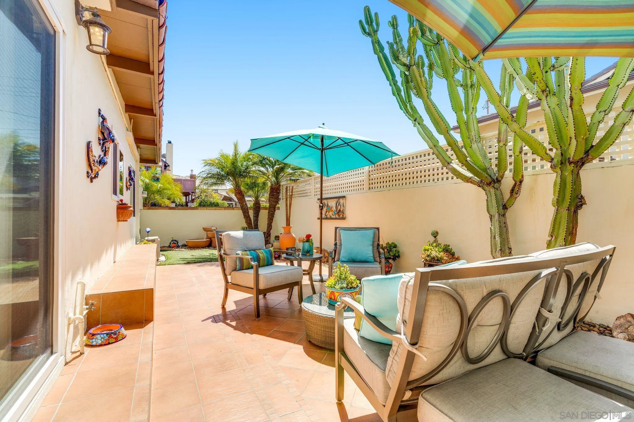 818 Genter Street La Jolla, CA 92037 - Photo 13 of 26 a view of an chairs and tables in the patio