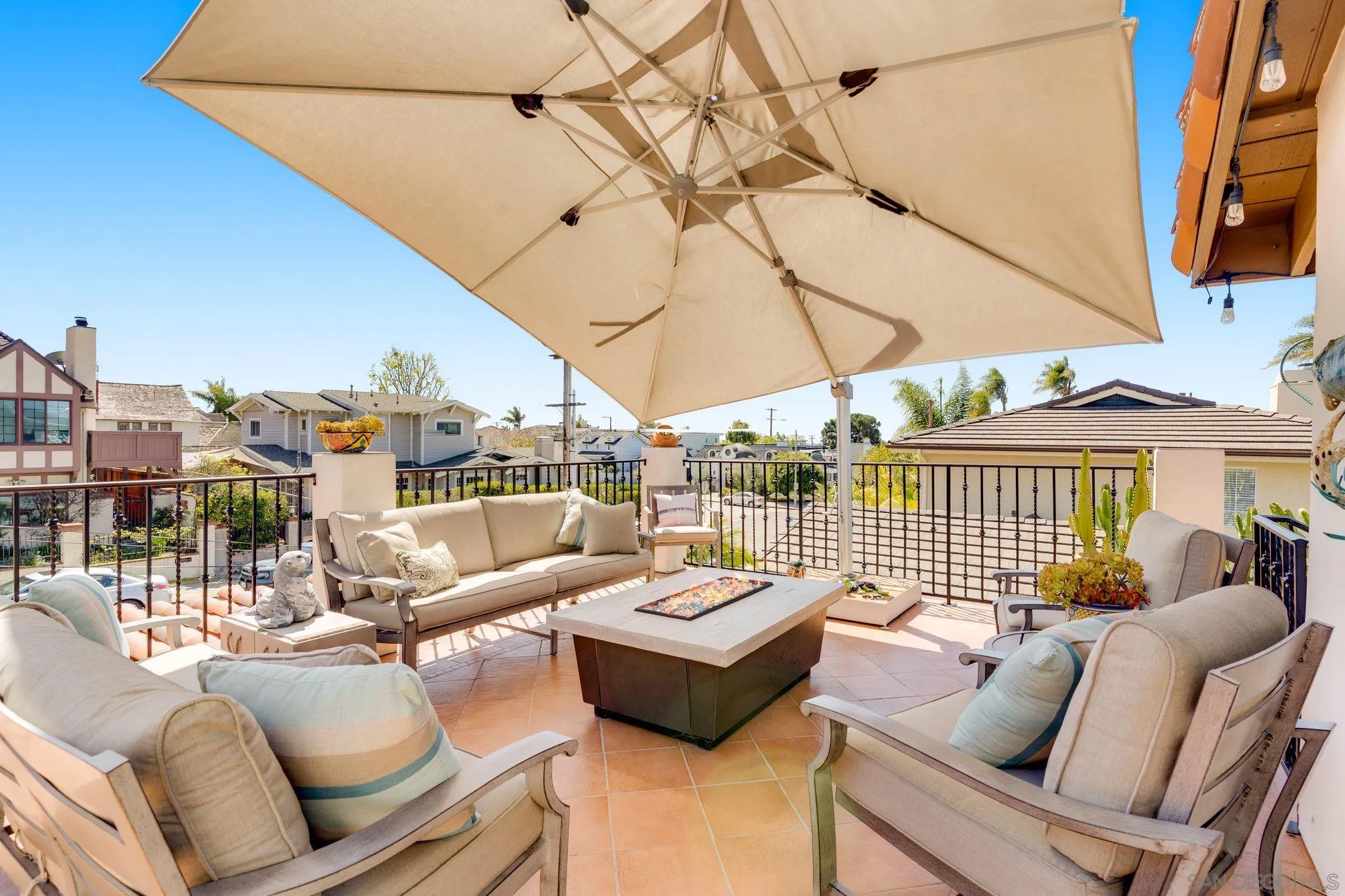 818 Genter Street La Jolla, CA 92037 - Photo 22 of 26 a view of a patio with couches and pool
