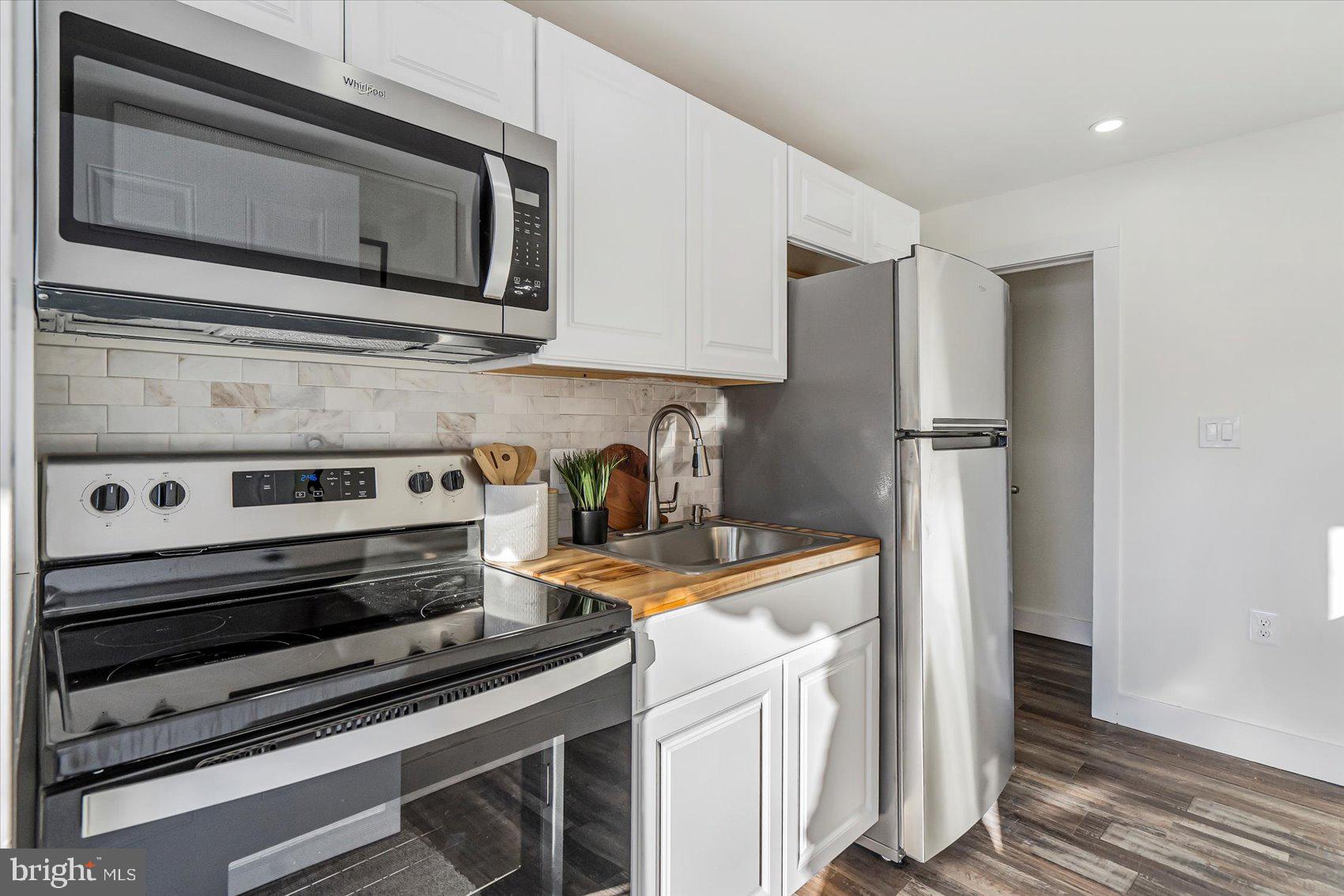 3925 Chesterfield Avenue Baltimore, MD 21213 - Photo 18 of 35 a kitchen with appliances and cabinets